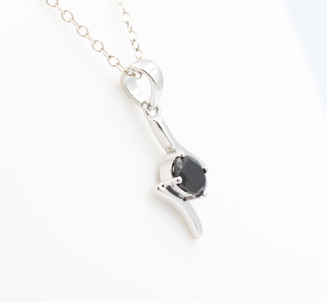 0,72 Carat schwarzer Onyx Anhänger 925 Silber Collier Kette schwarzer Edelstein