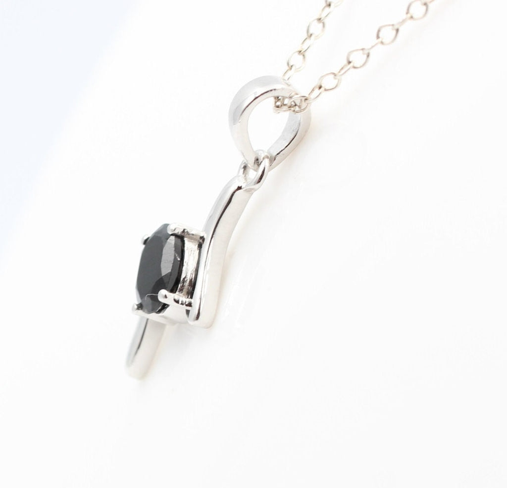 0,72 Carat schwarzer Onyx Anhänger 925 Silber Collier Kette schwarzer Edelstein
