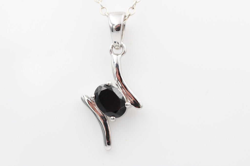 0,72 Carat schwarzer Onyx Anhänger 925 Silber Collier Kette schwarzer Edelstein