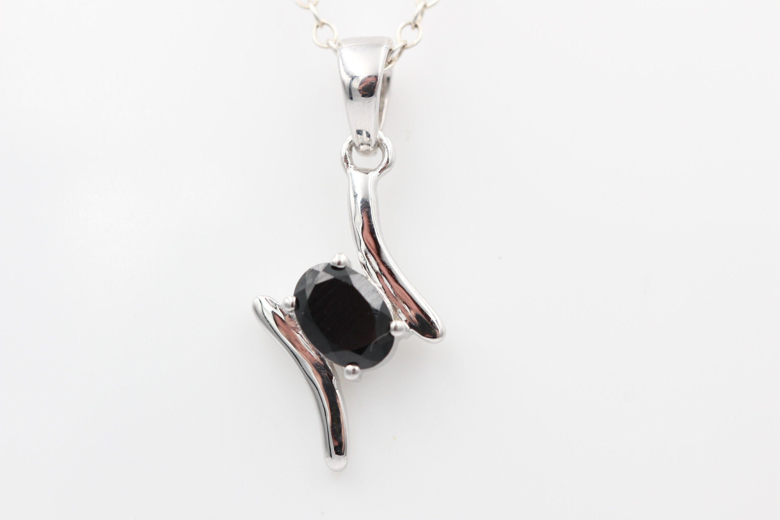 0,72 Carat schwarzer Onyx Anhänger 925 Silber Collier Kette schwarzer Edelstein