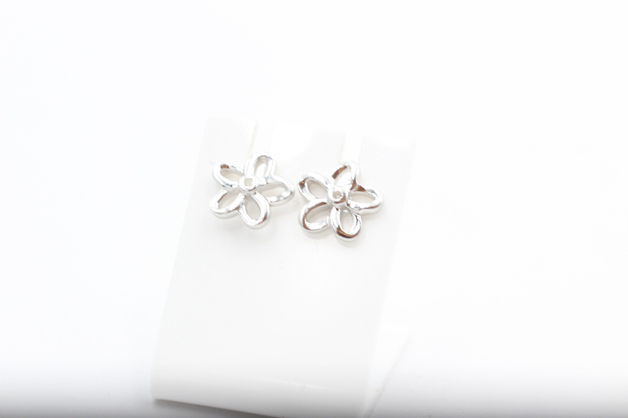 0,02 Carat weißer Diamant Blumen Ohrstecker 925 Silber I2-I3 Top Diamantschmuck