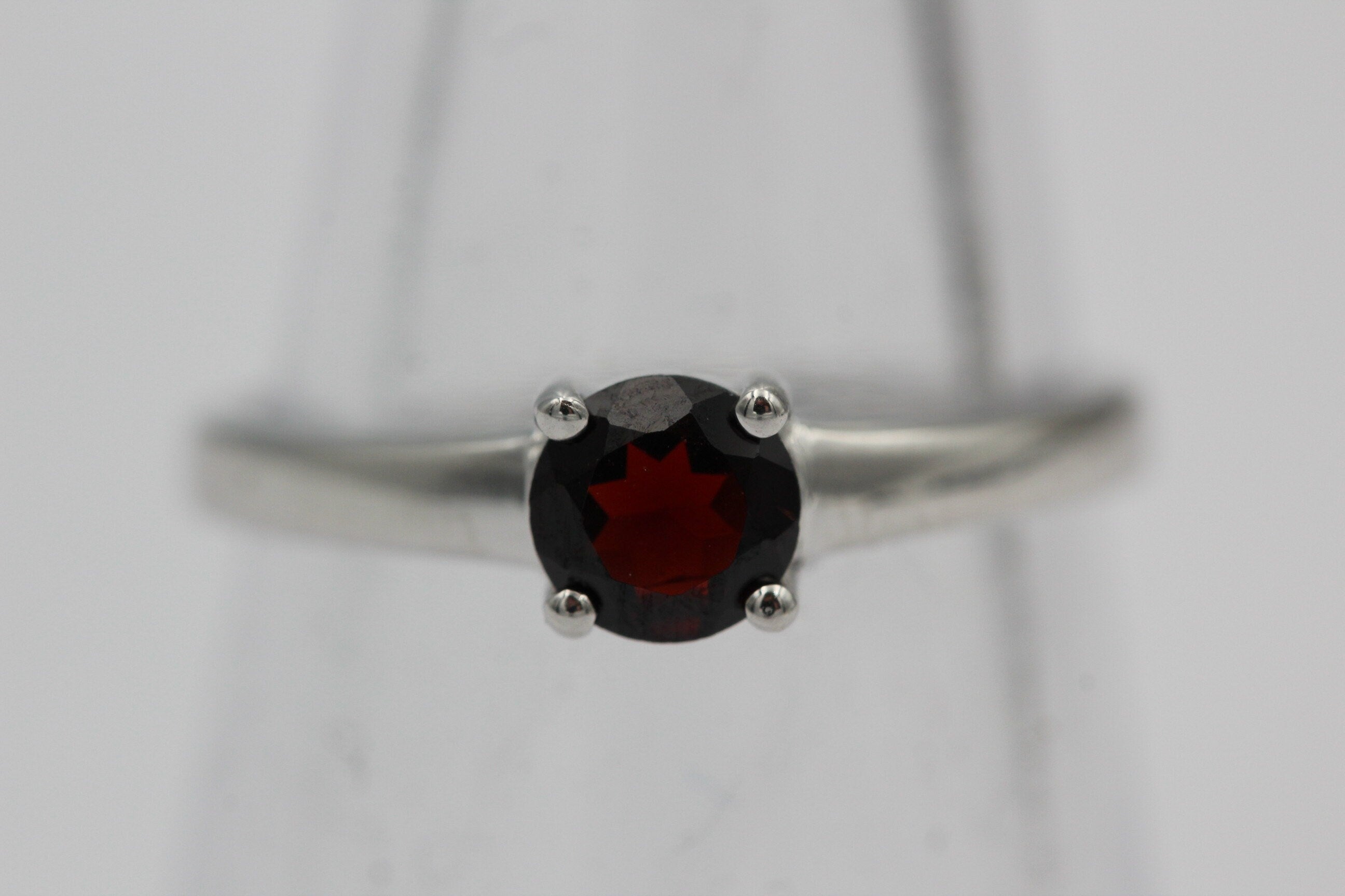 Edler 1,15 Carat Granat Ring 925 Silber Fingerring blutrot  9 / 16 / 60