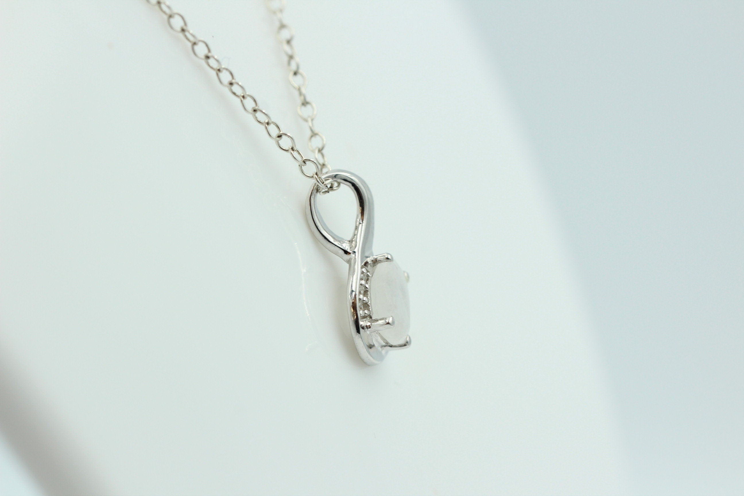 1,12 Carat Regenbogen Mondstein Anhänger 925 Silber Collier Kette mit Zirkonia