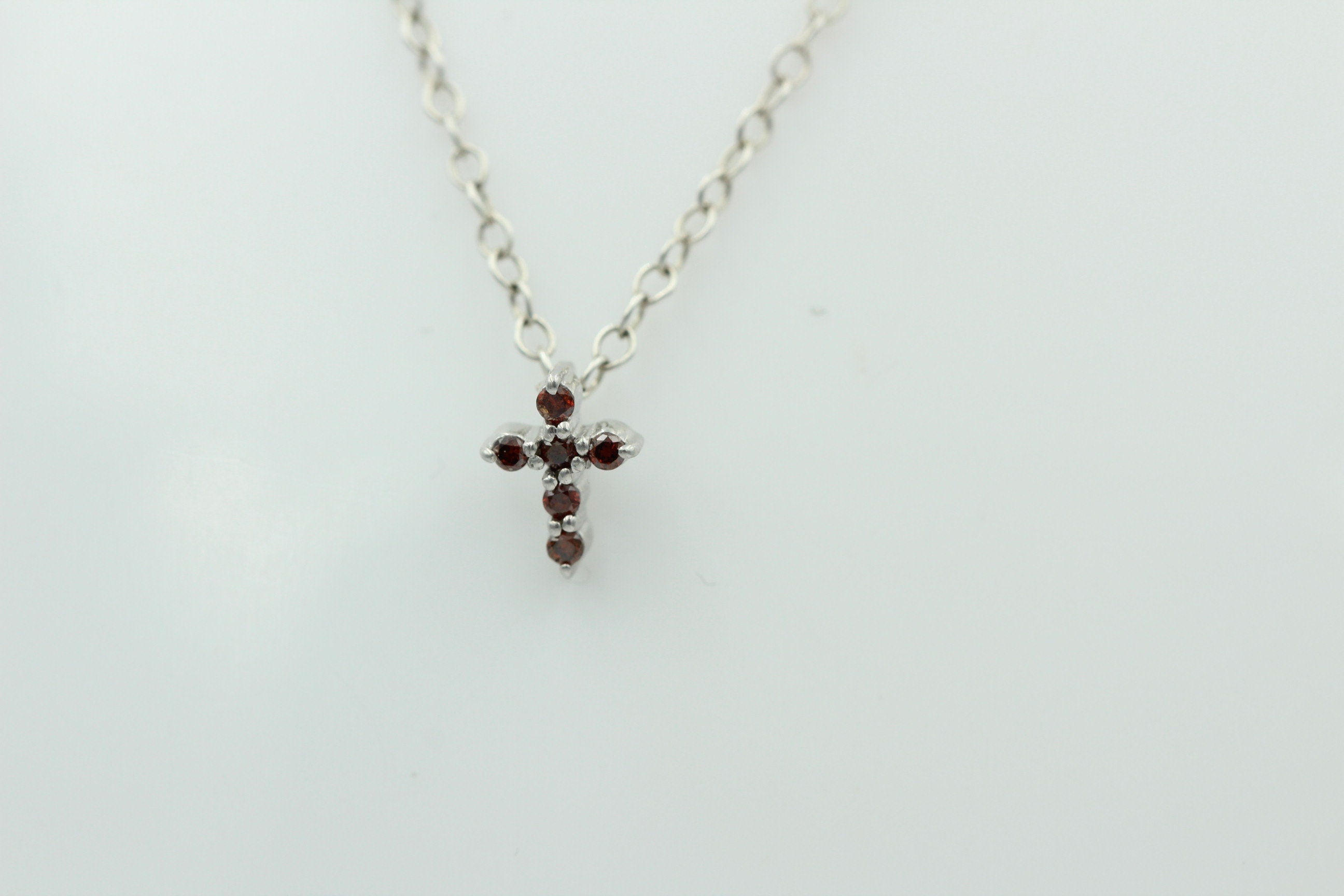 0,072 Carat roter Diamant Kreuzanhänger 925 Silber Collier Kette I2 - I3 Top