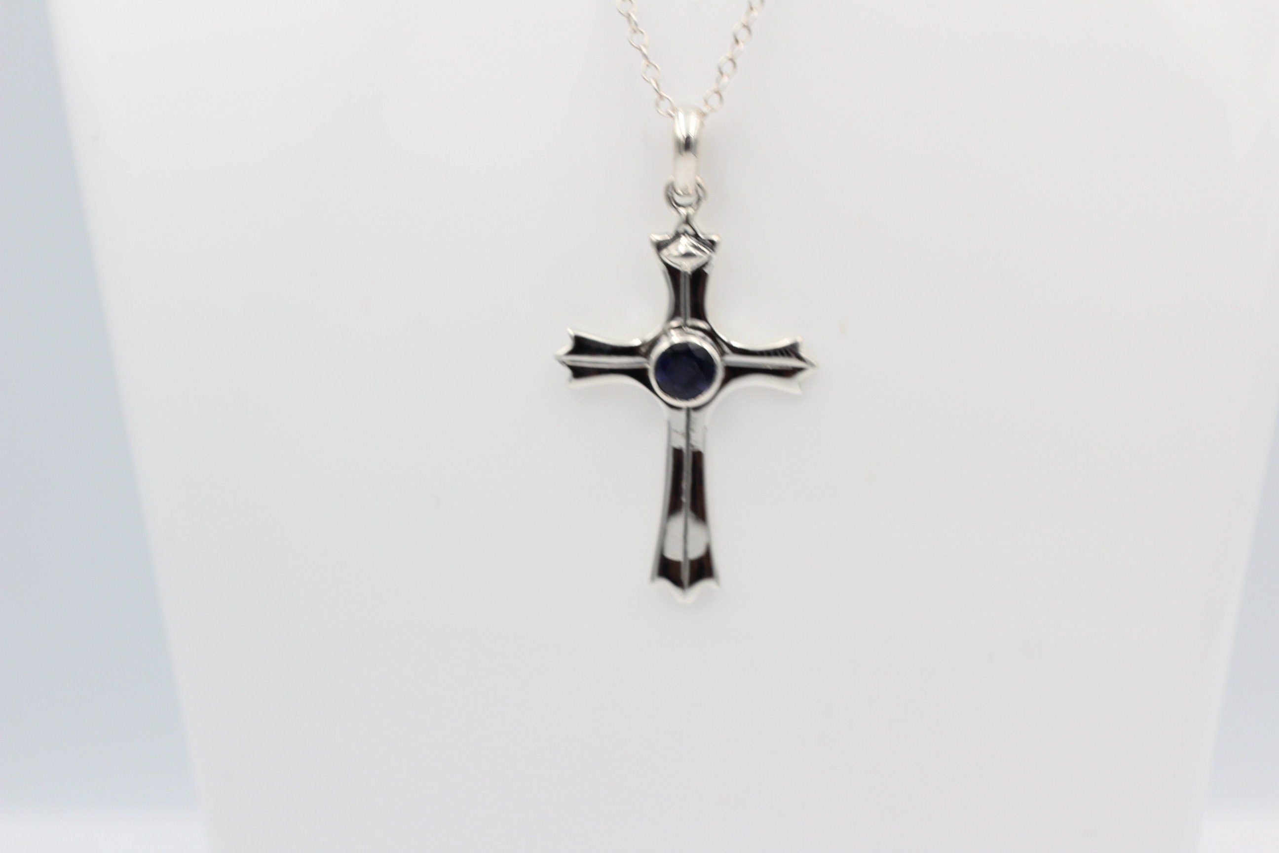 0,36 Carat Iolith Kreuz Anhänger 925 Silber Wassersaphir Luchssaphir