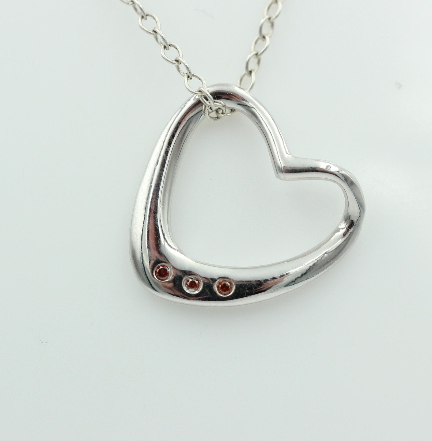 Edler 0,03 Carat roter Diamant Herzanhänger 925 Silber Herz Collier Kette