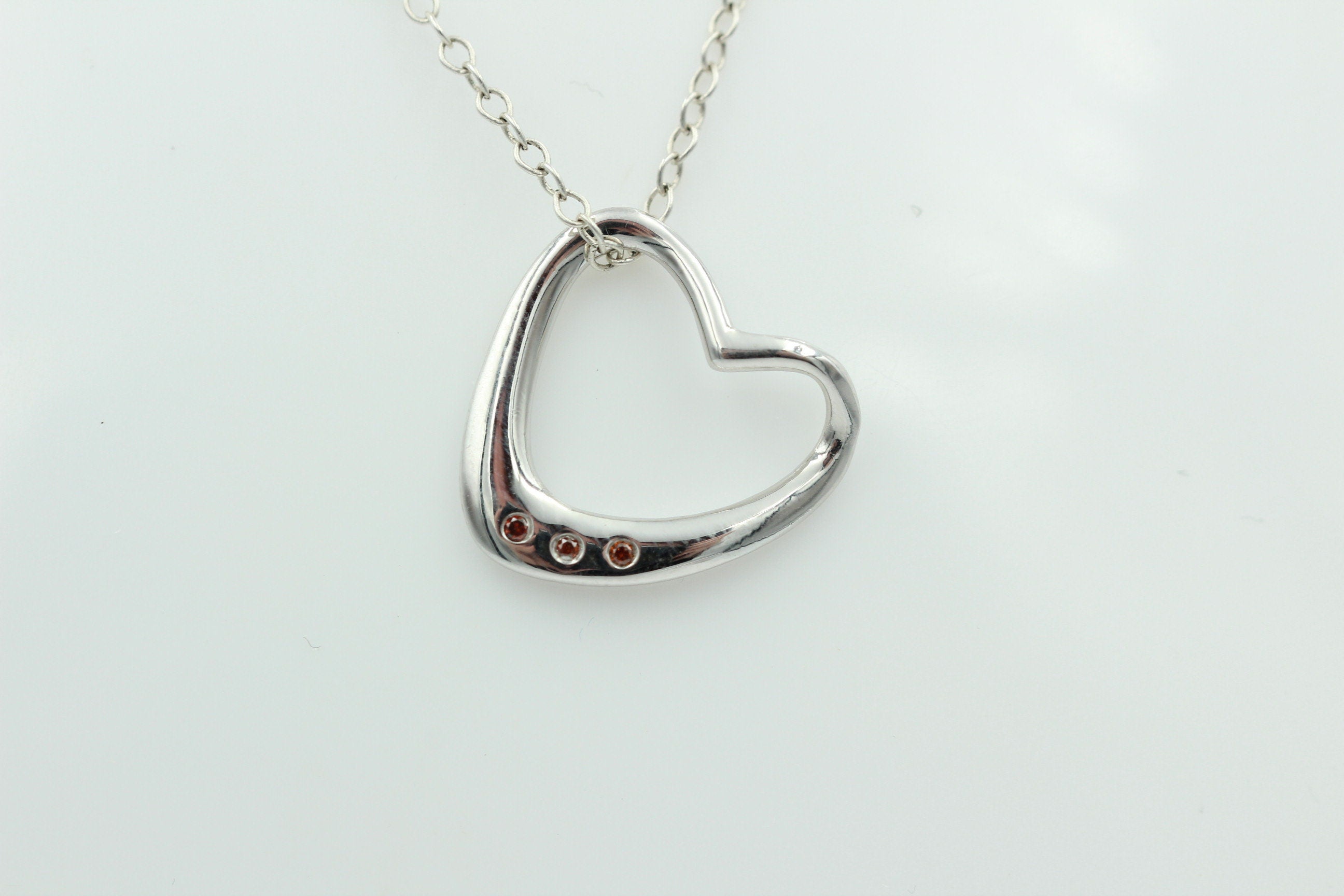 Edler 0,03 Carat roter Diamant Herzanhänger 925 Silber Herz Collier Kette