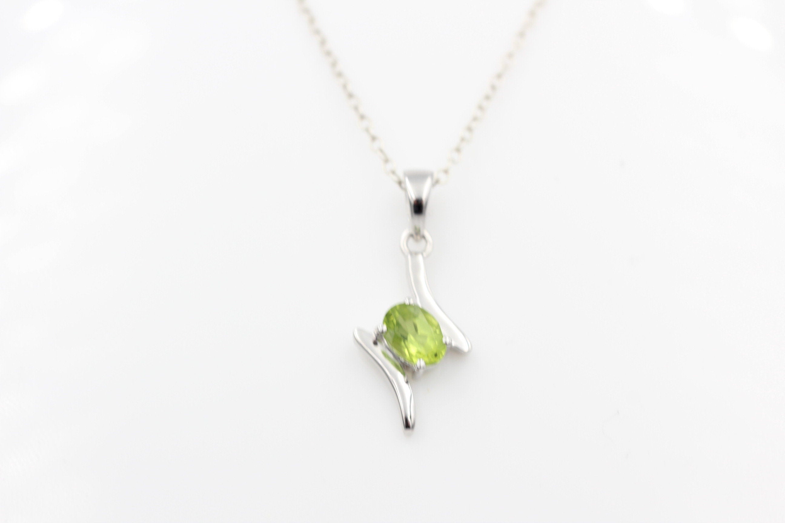 Edler 0,72 Carat maigrüner  Peridot Anhänger 925 Silber Collier Kette OIivin