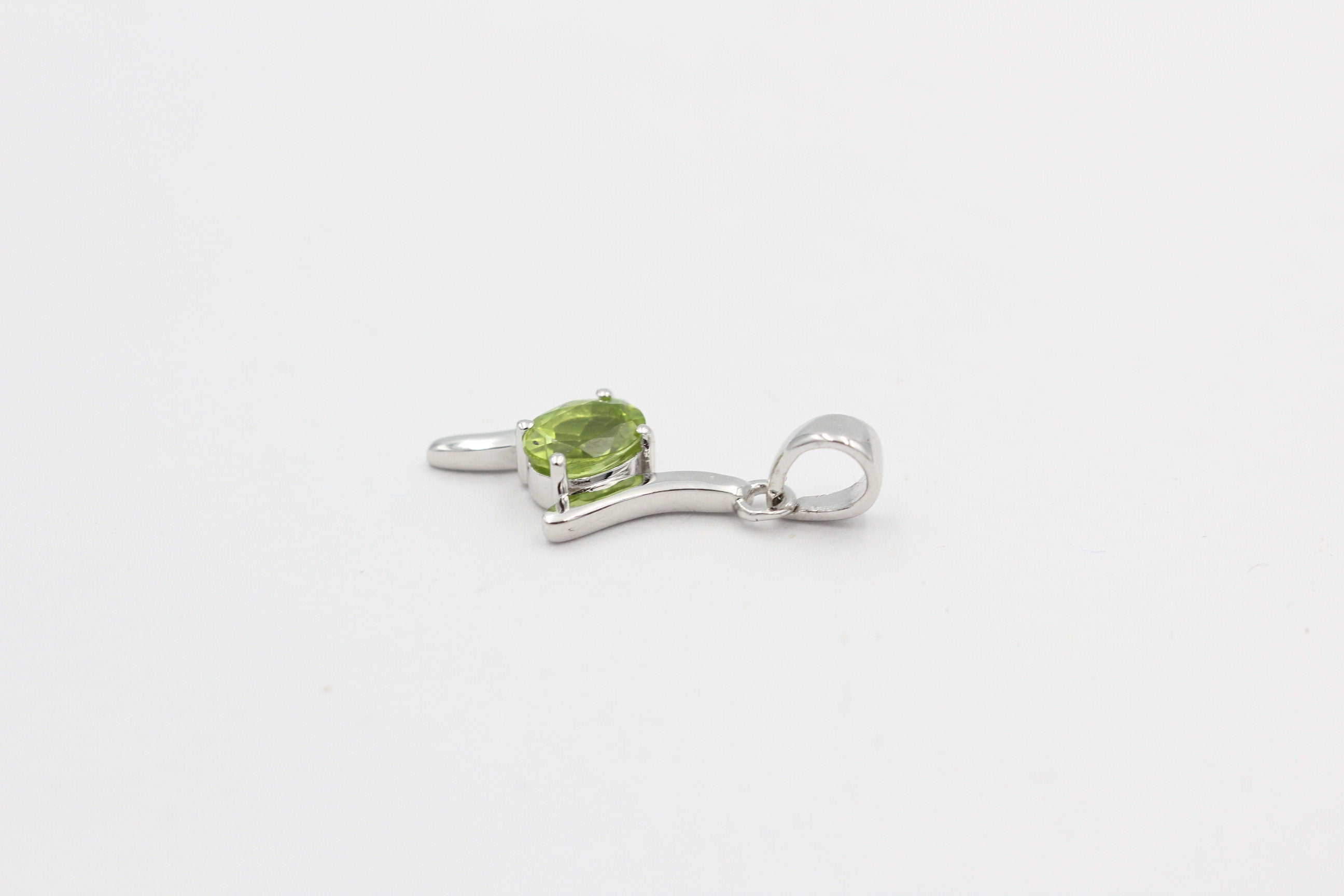 Edler 0,72 Carat maigrüner  Peridot Anhänger 925 Silber Collier Kette OIivin