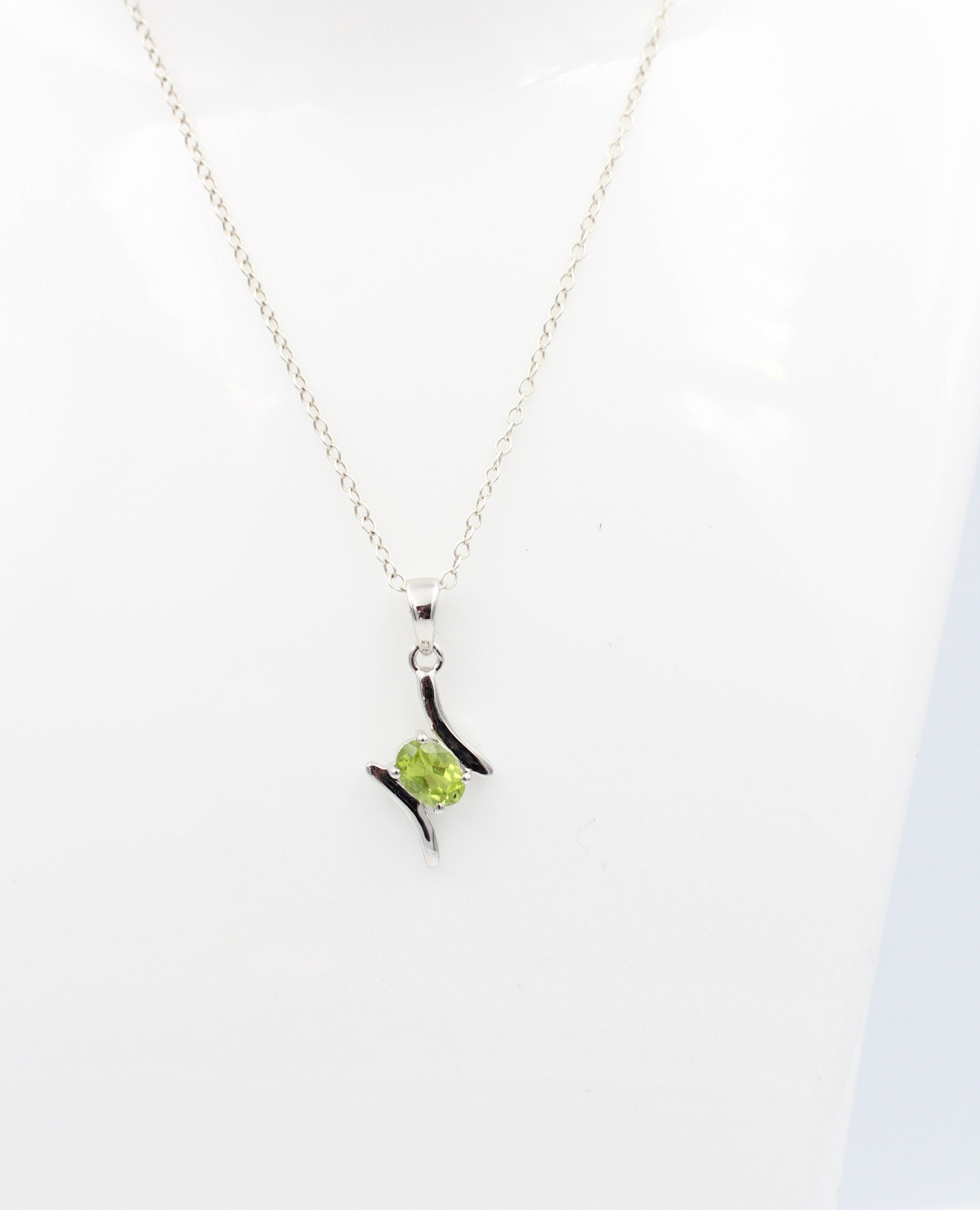 Edler 0,72 Carat maigrüner  Peridot Anhänger 925 Silber Collier Kette OIivin