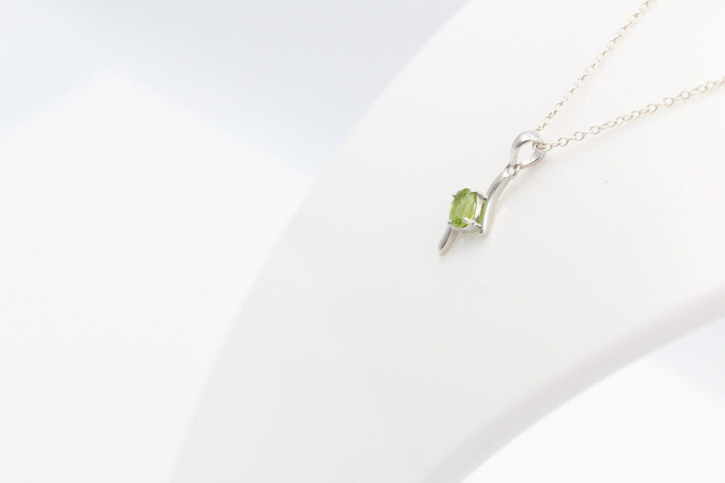 Edler 0,72 Carat maigrüner  Peridot Anhänger 925 Silber Collier Kette OIivin