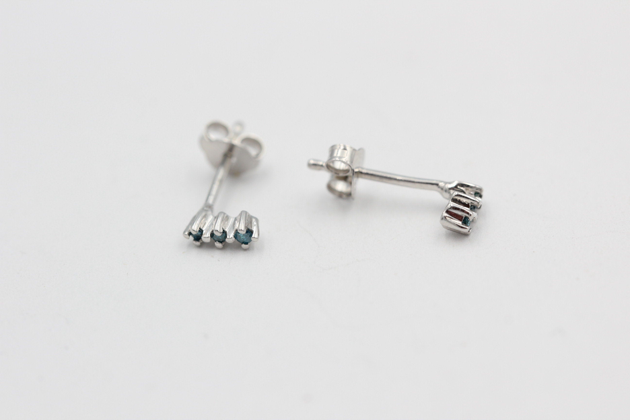 Edle 0,05 Carat blauer Diamant Ohrstecker 925 Silber Diamantohrstecker I2 - I3