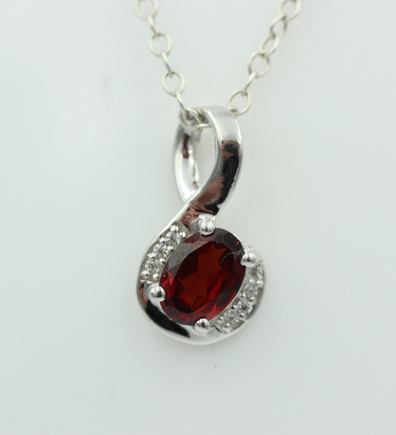 1,12 Carat blutroter Granat  Anhänger 925 Silber  mit Zirkonia