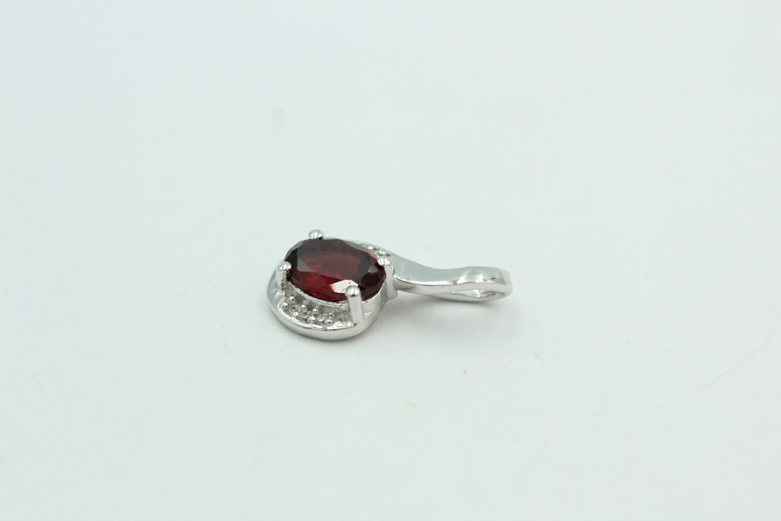 1,12 Carat blutroter Granat  Anhänger 925 Silber  mit Zirkonia