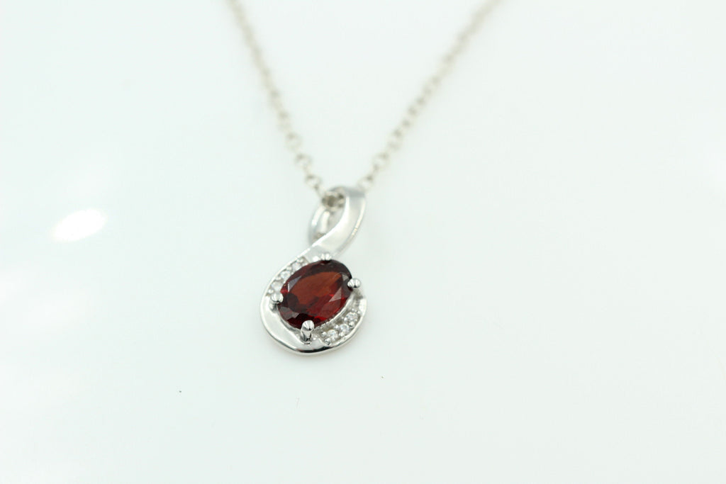 1,12 Carat blutroter Granat  Anhänger 925 Silber  mit Zirkonia