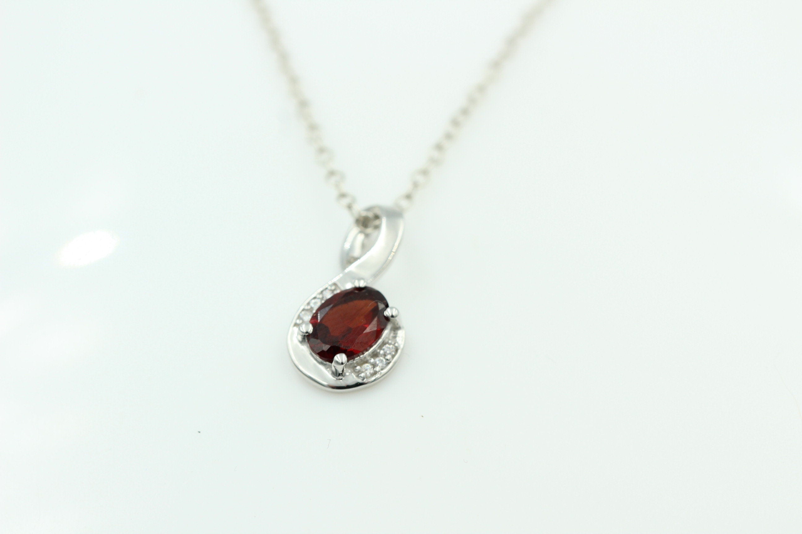 1,12 Carat blutroter Granat  Anhänger 925 Silber  mit Zirkonia