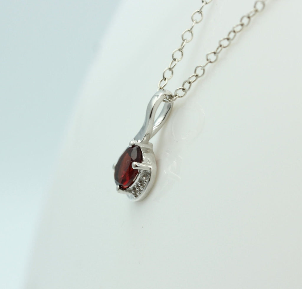 1,12 Carat blutroter Granat  Anhänger 925 Silber  mit Zirkonia