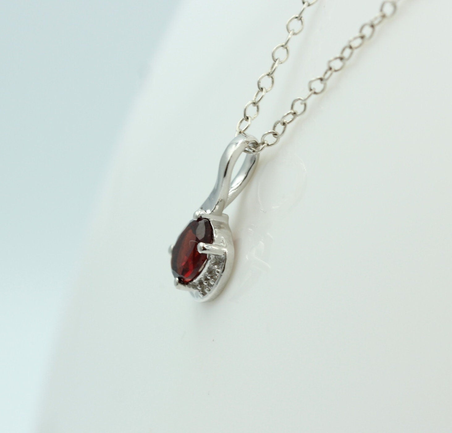 1,12 Carat blutroter Granat  Anhänger 925 Silber  mit Zirkonia