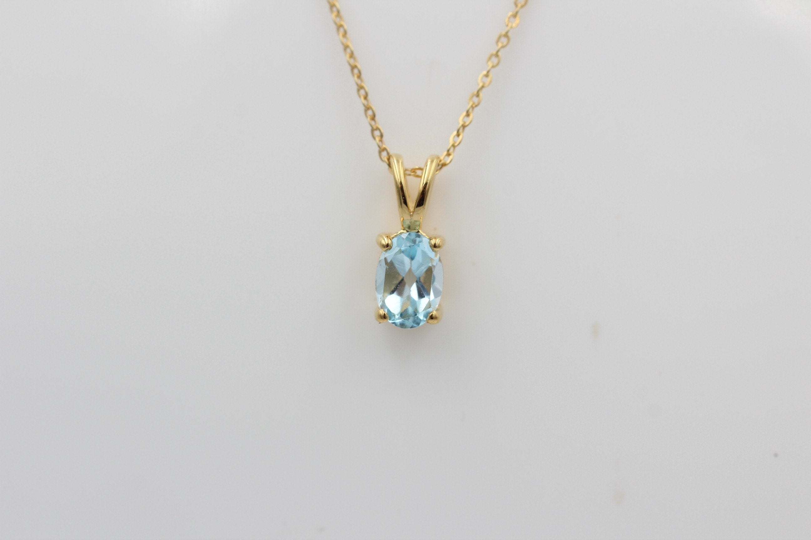 0,78 Carat leuchtender Blautopas Anhänger 925 Silber Collier Kette vergoldet