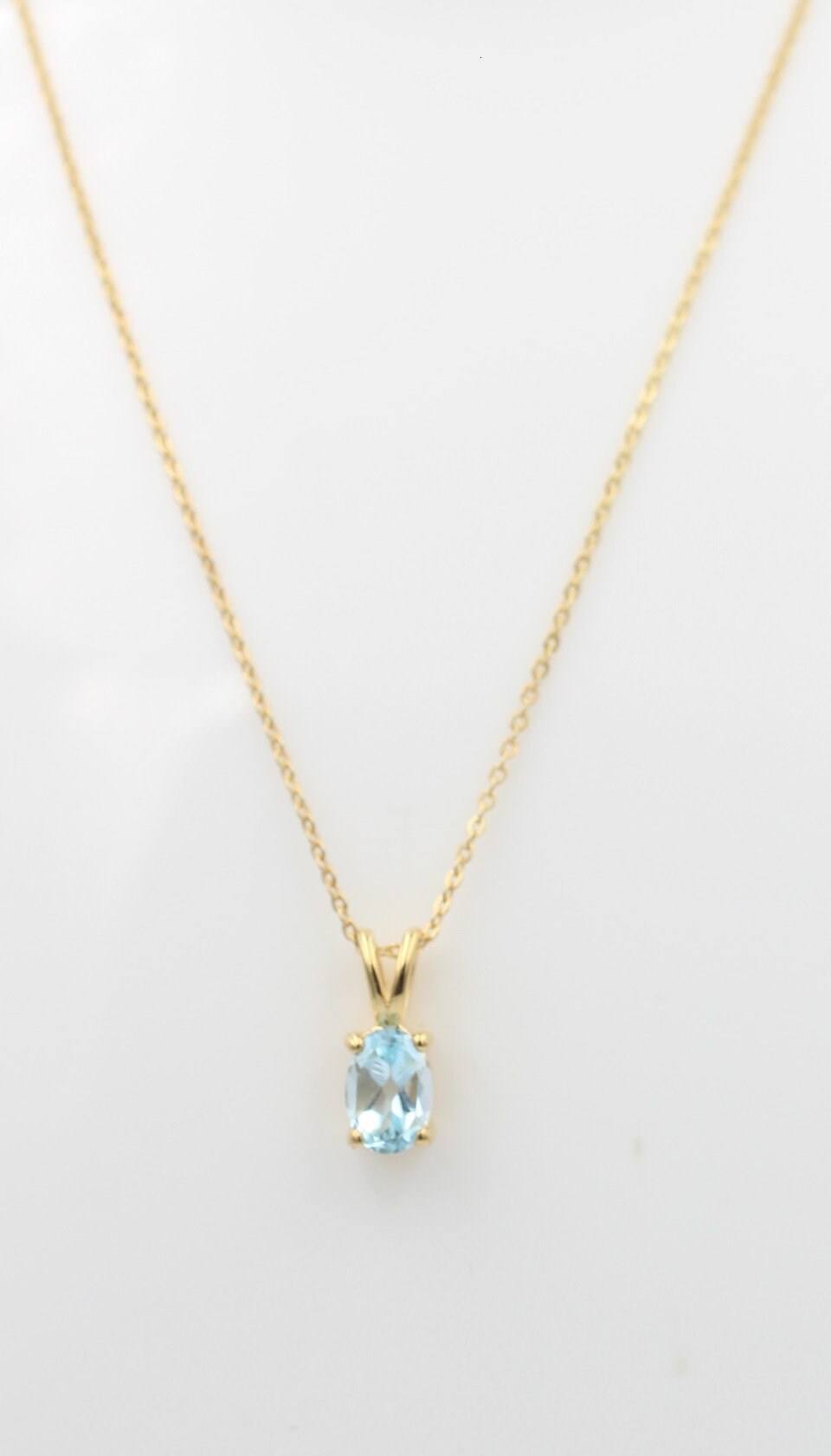 0,78 Carat leuchtender Blautopas Anhänger 925 Silber Collier Kette vergoldet
