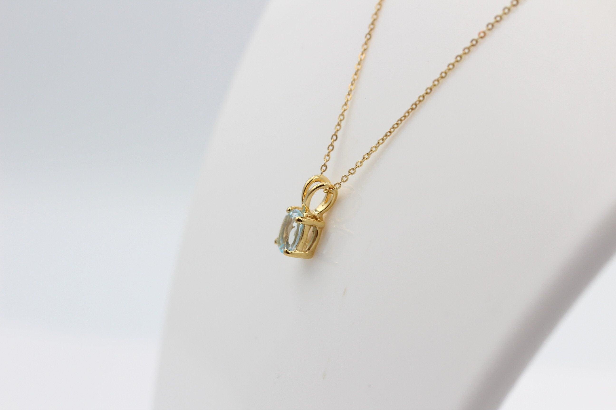 0,78 Carat leuchtender Blautopas Anhänger 925 Silber Collier Kette vergoldet