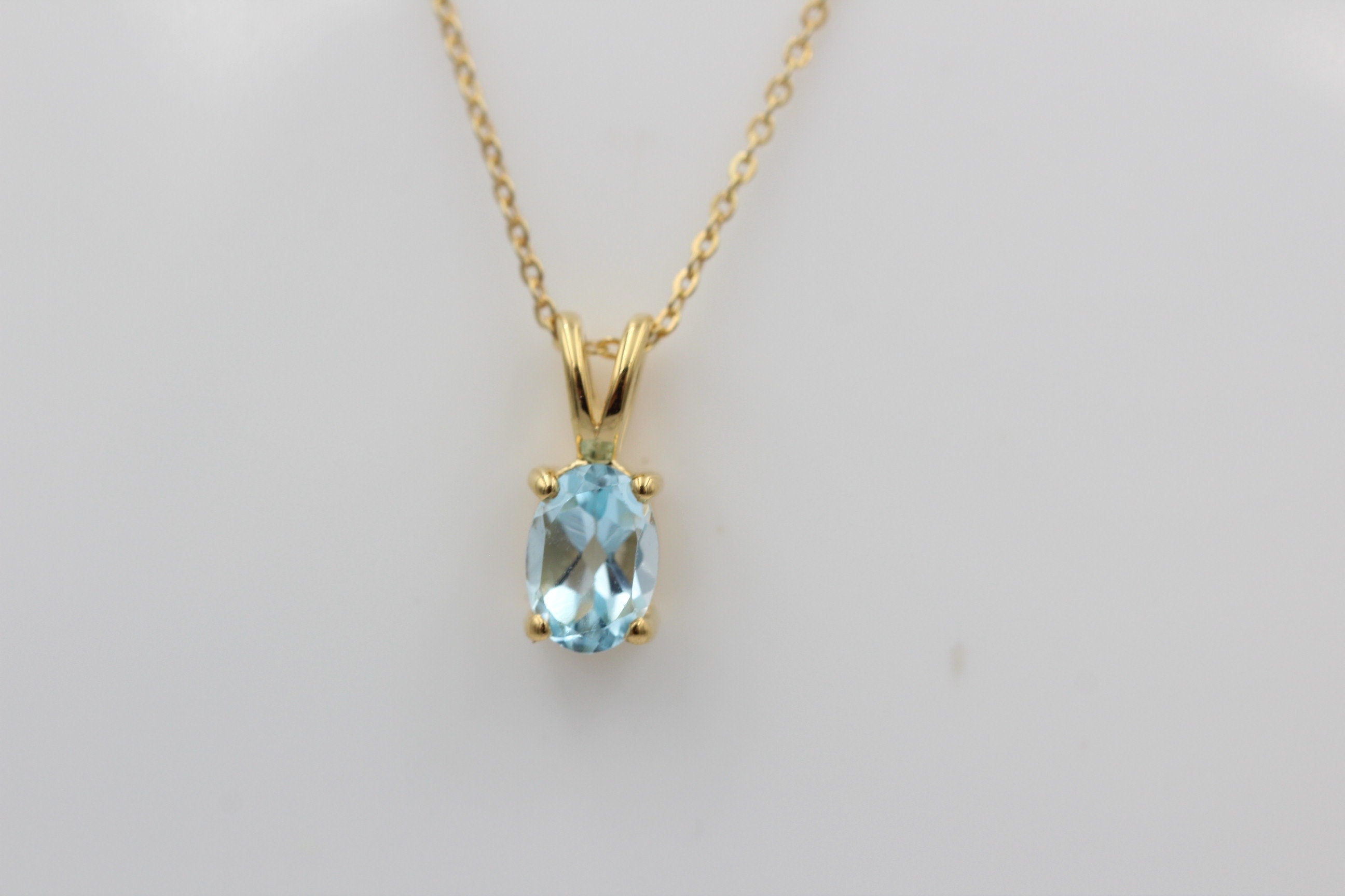 0,78 Carat leuchtender Blautopas Anhänger 925 Silber Collier Kette vergoldet