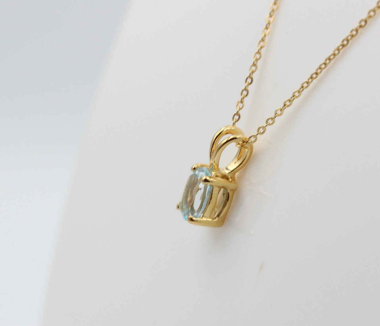 0,78 Carat leuchtender Blautopas Anhänger 925 Silber Collier Kette vergoldet