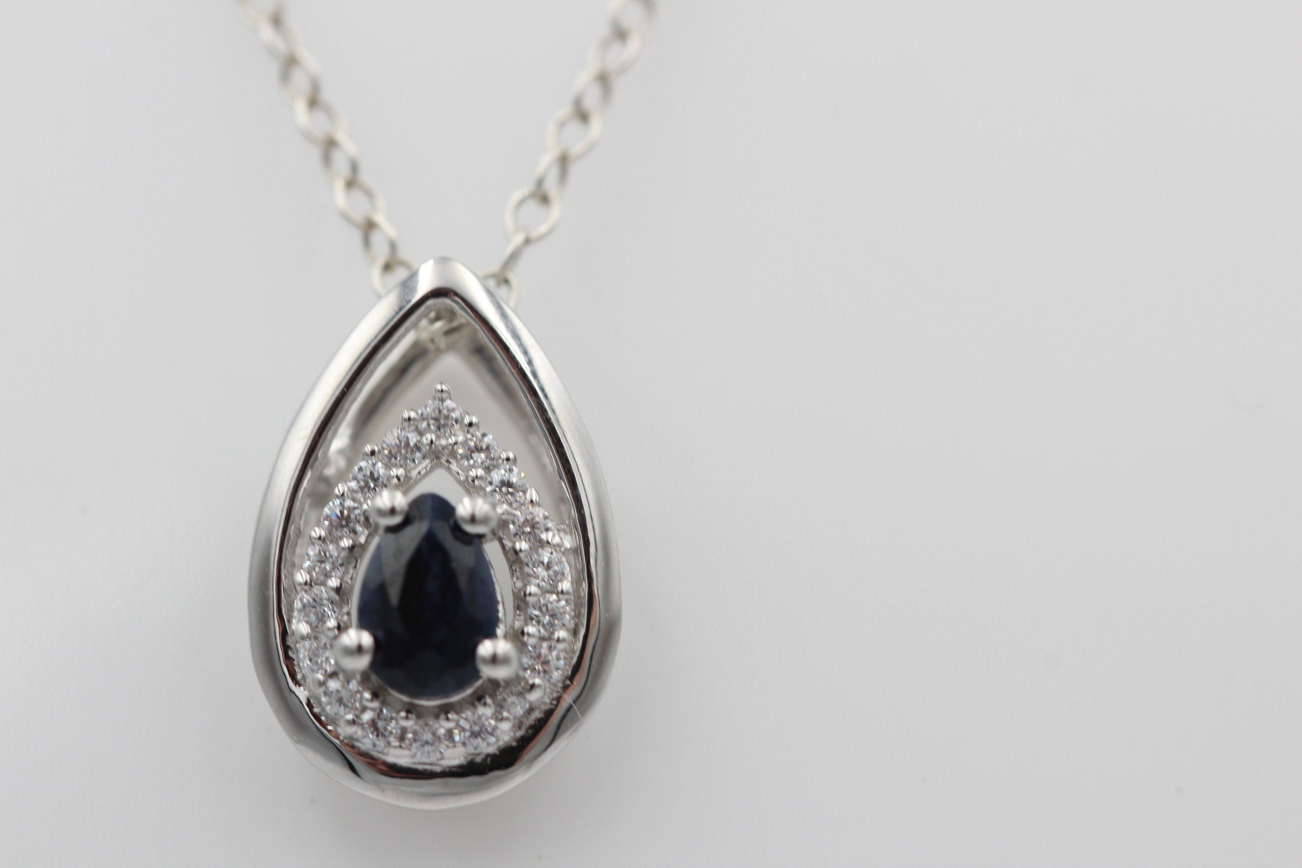 Edler 0,51 Carat schwarzer Saphir Anhänger 925 Silber Collier Kette Saphir