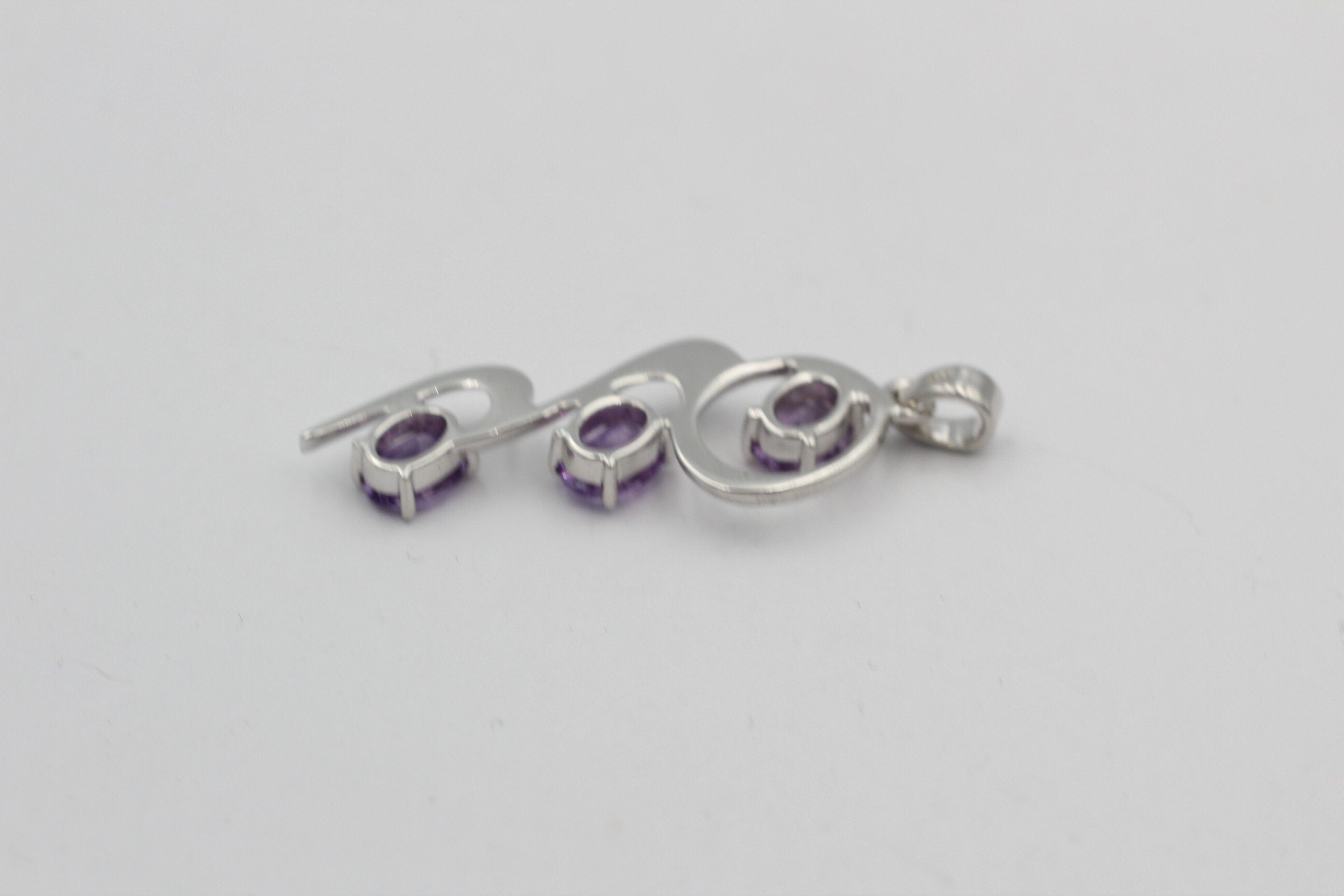 Edler 3,30 Carat stylischer Amethyst Anhänger 925 Silber violetter Edelstein Top