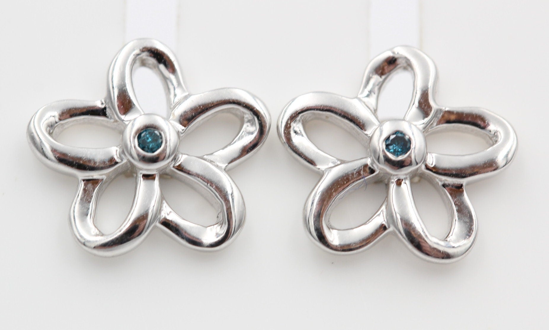 0,02 Carat blauer Diamant Blumen Ohrstecker 925 Silber I2-I3 Top Edel