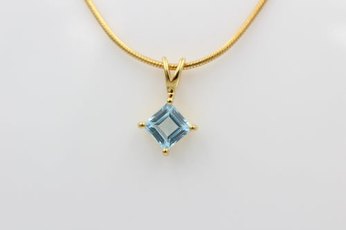 1,04 Carat leuchtender Blautopas Anhänger 925 Silber Collier Kette vergoldet