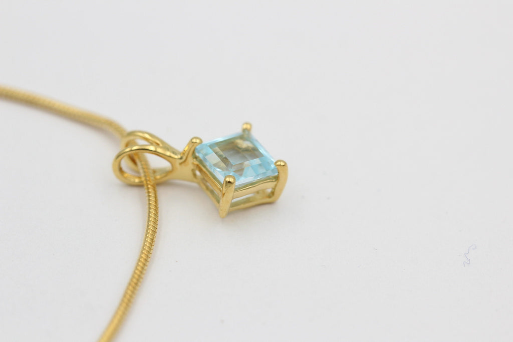 1,04 Carat leuchtender Blautopas Anhänger 925 Silber Collier Kette vergoldet