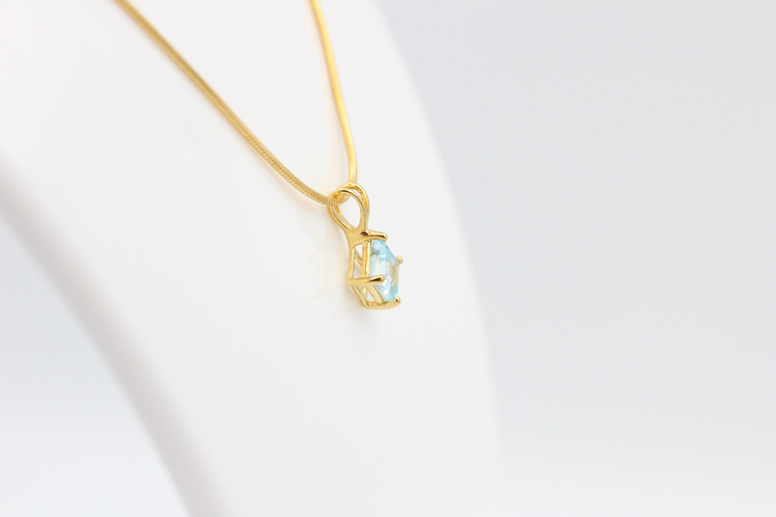 1,04 Carat leuchtender Blautopas Anhänger 925 Silber Collier Kette vergoldet