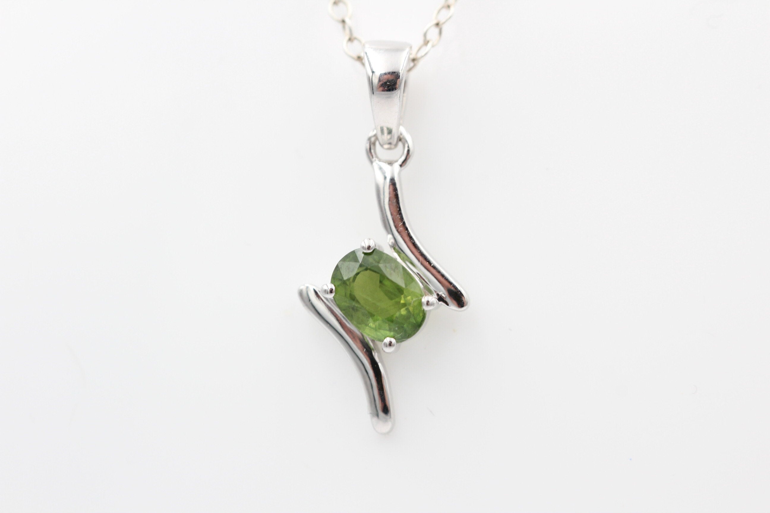 0,72  Carat grüner Saphir Anhänger 925 Silber Collier Kette grüner Edelstein