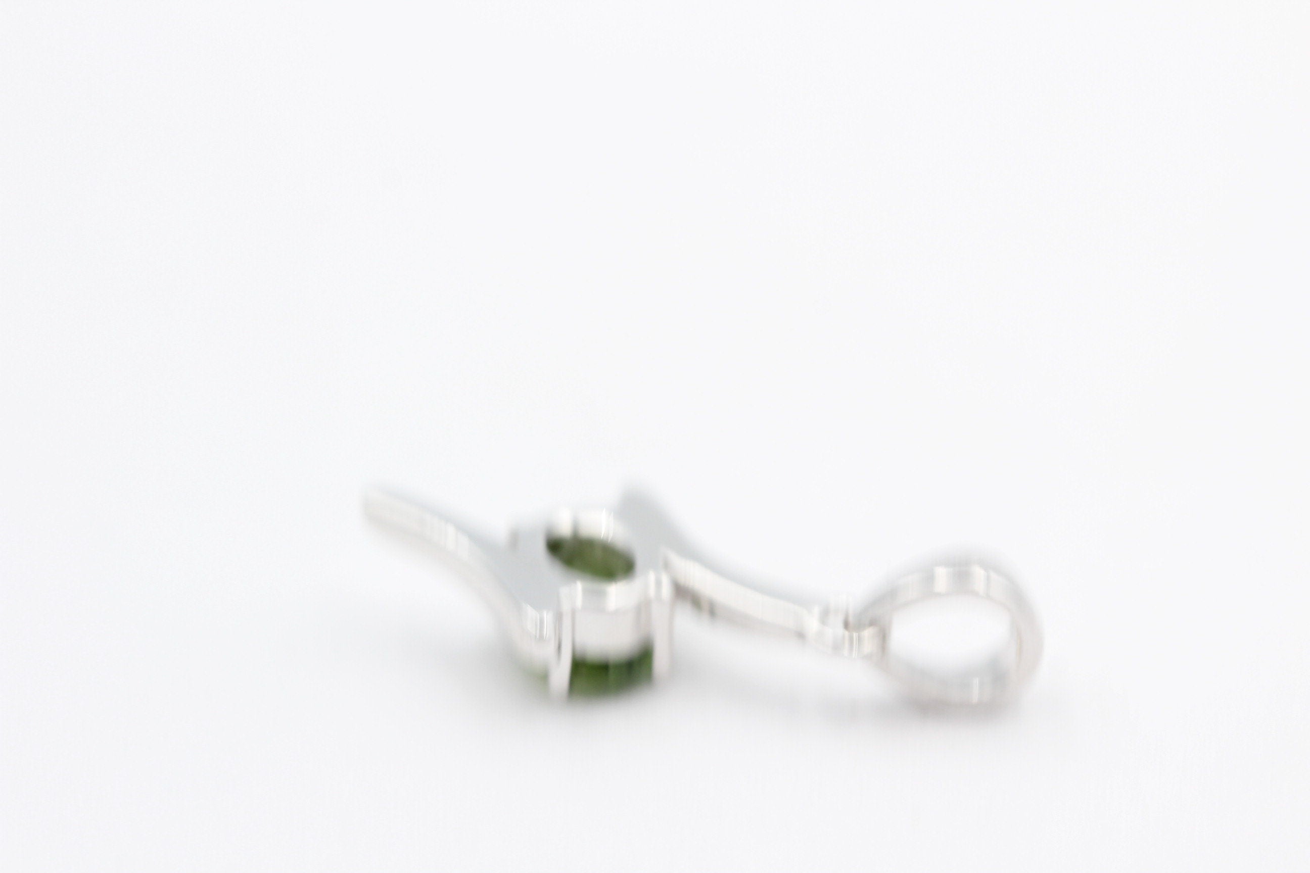 0,72  Carat grüner Saphir Anhänger 925 Silber Collier Kette grüner Edelstein