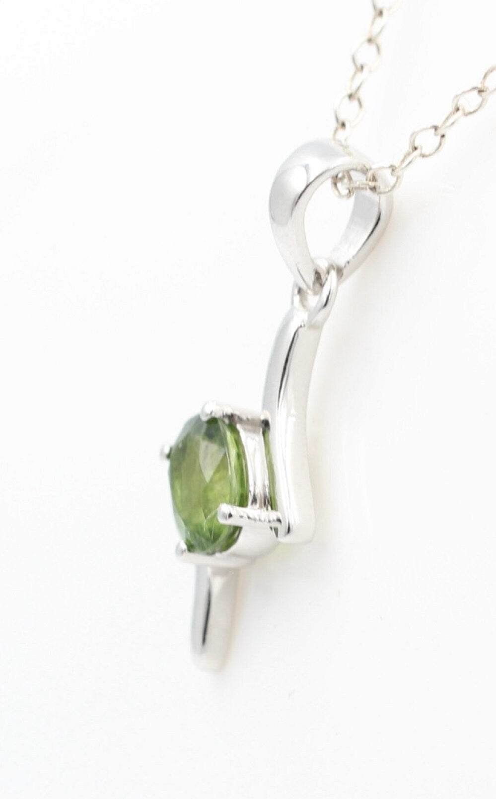 0,72  Carat grüner Saphir Anhänger 925 Silber Collier Kette grüner Edelstein