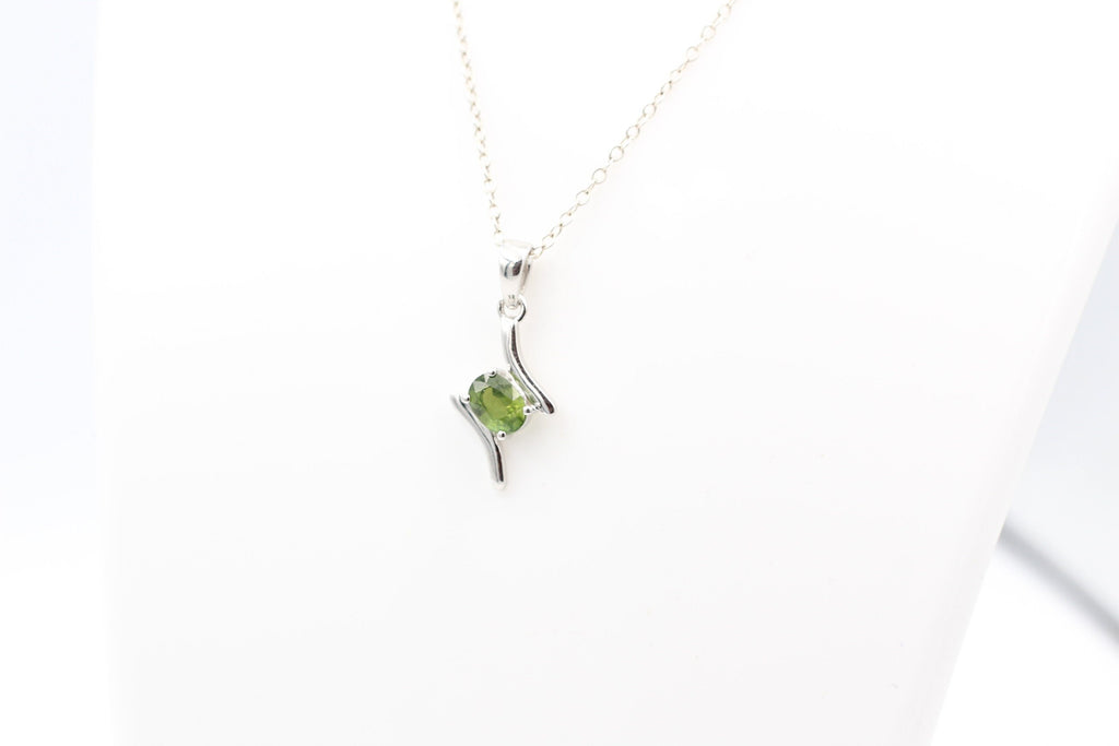 0,72  Carat grüner Saphir Anhänger 925 Silber Collier Kette grüner Edelstein