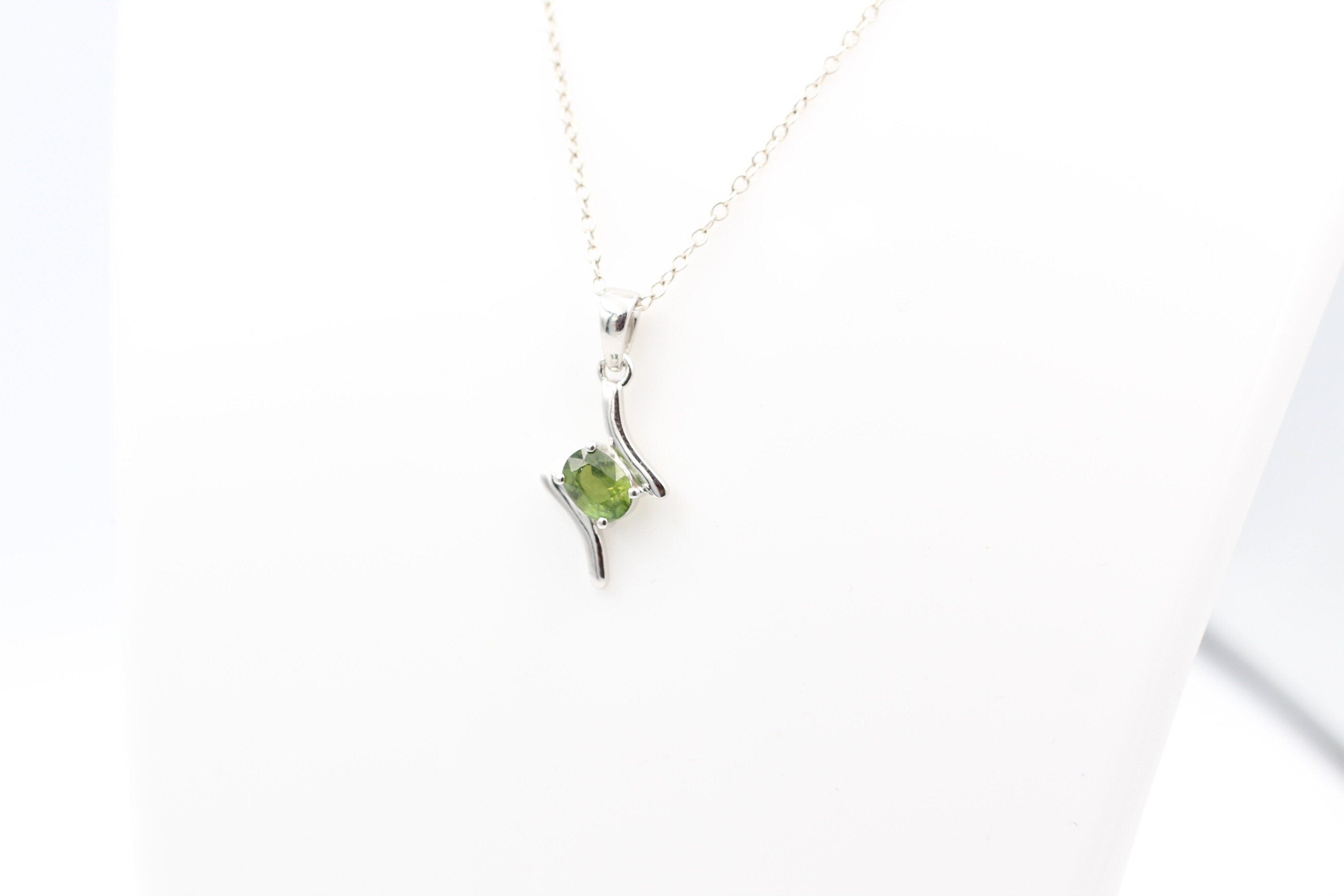 0,72  Carat grüner Saphir Anhänger 925 Silber Collier Kette grüner Edelstein