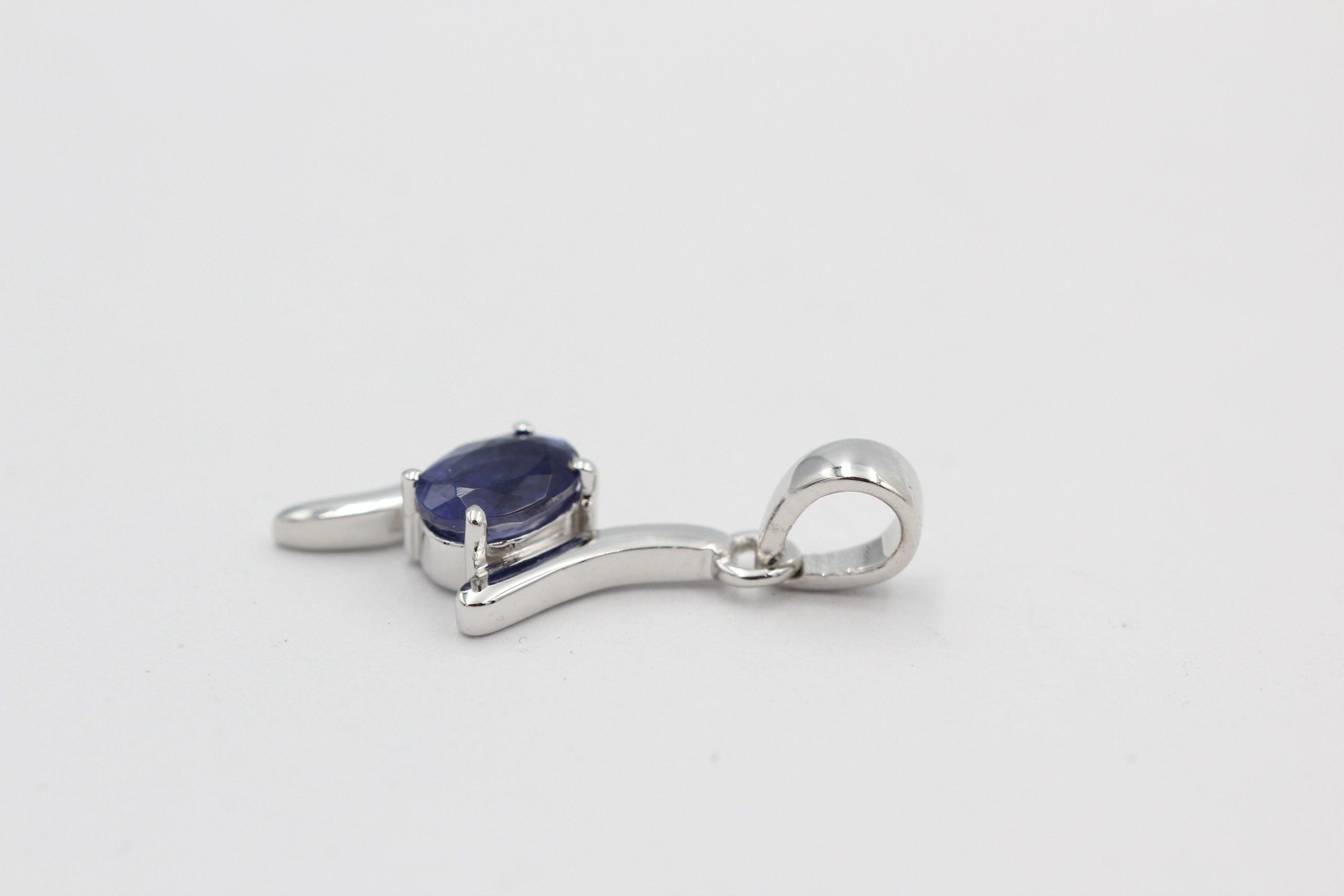 0,72 Carat Iolith Anhänger 925 Silber Collierkette Wassersaphir Luchssaphir