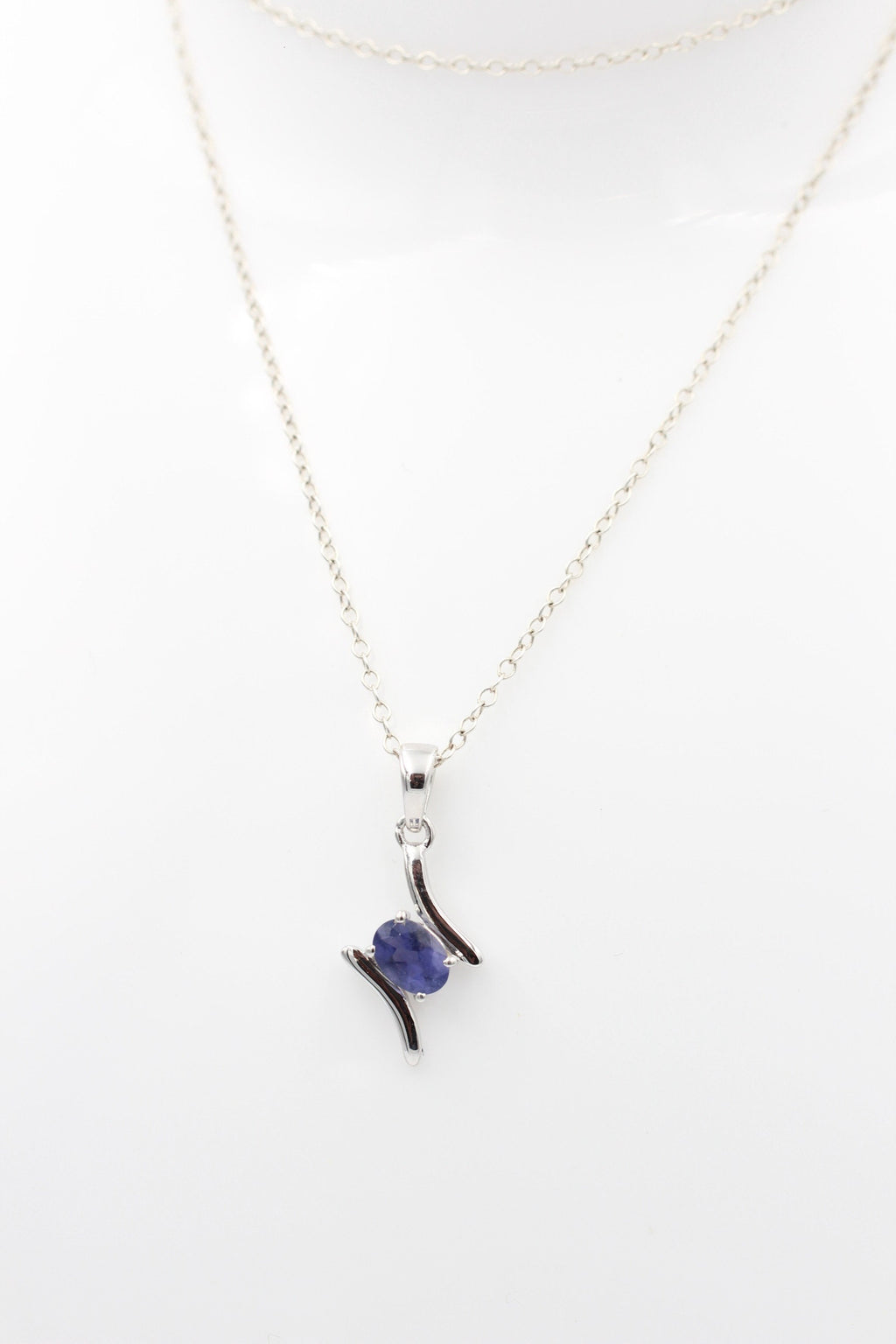 0,72 Carat Iolith Anhänger 925 Silber Collierkette Wassersaphir Luchssaphir