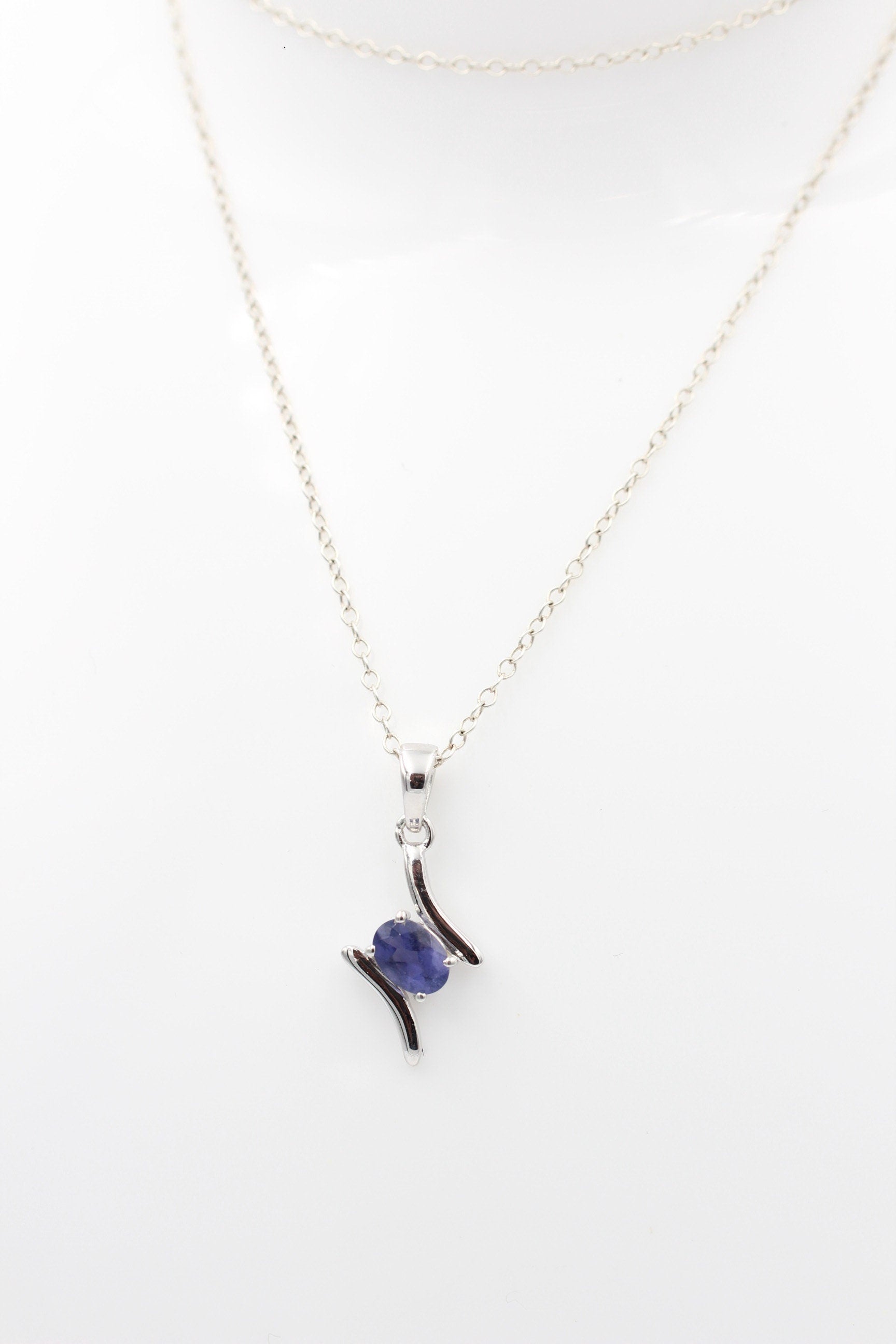 0,72 Carat Iolith Anhänger 925 Silber Collierkette Wassersaphir Luchssaphir