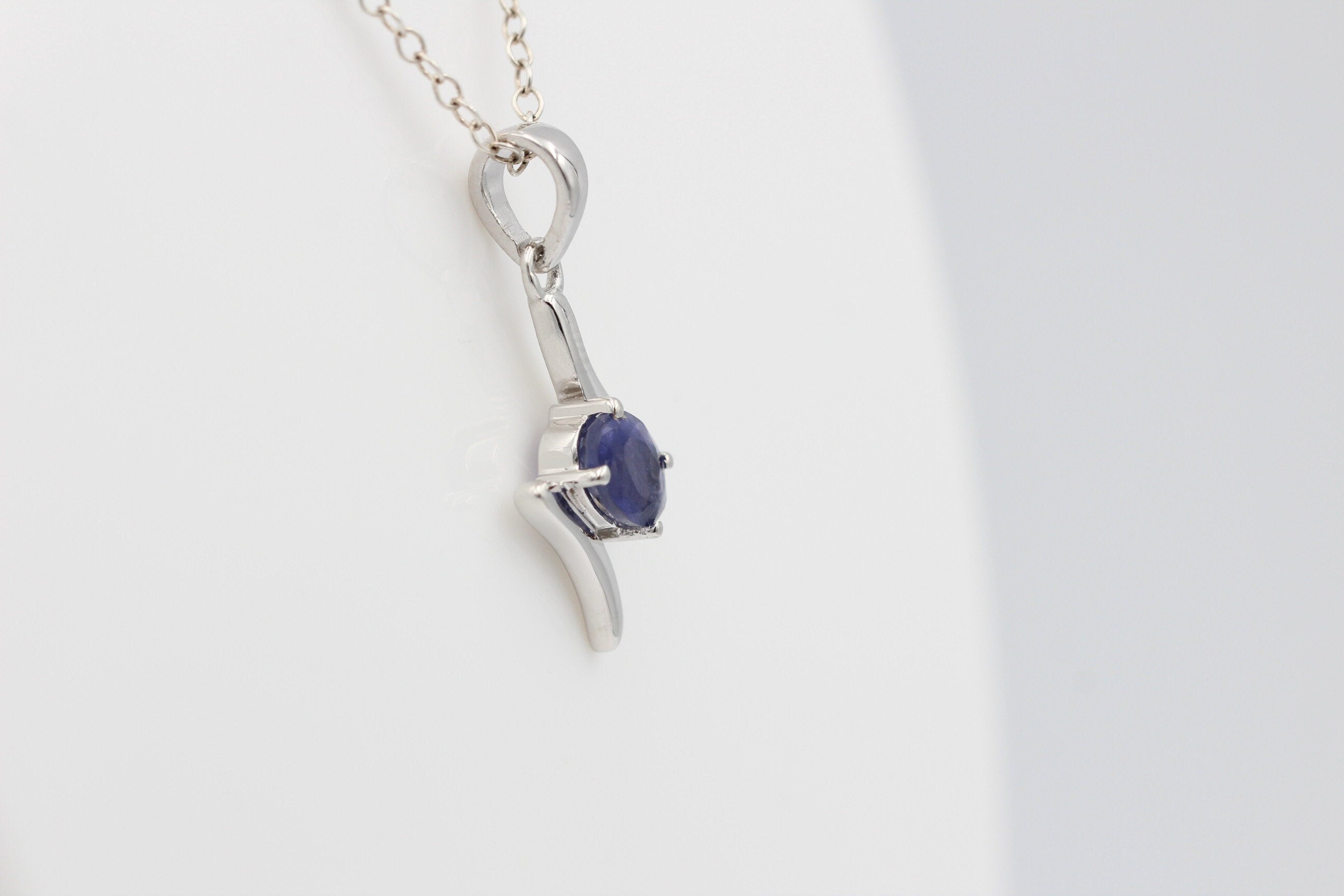 0,72 Carat Iolith Anhänger 925 Silber Collierkette Wassersaphir Luchssaphir