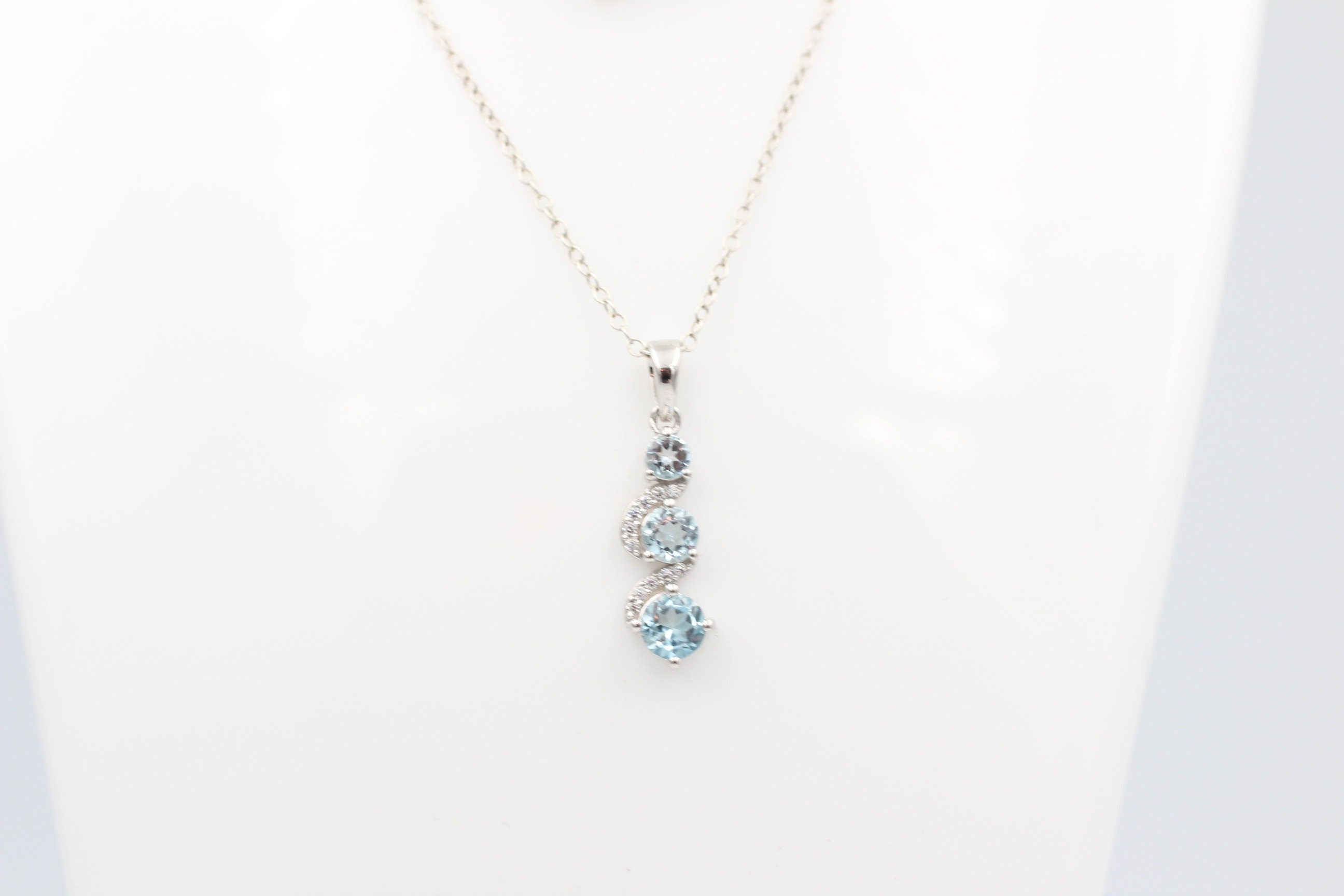 1,9 Carat Blautopas Anhänger 925 Silbe  Akzentstein Zirkonia Topasschmuck