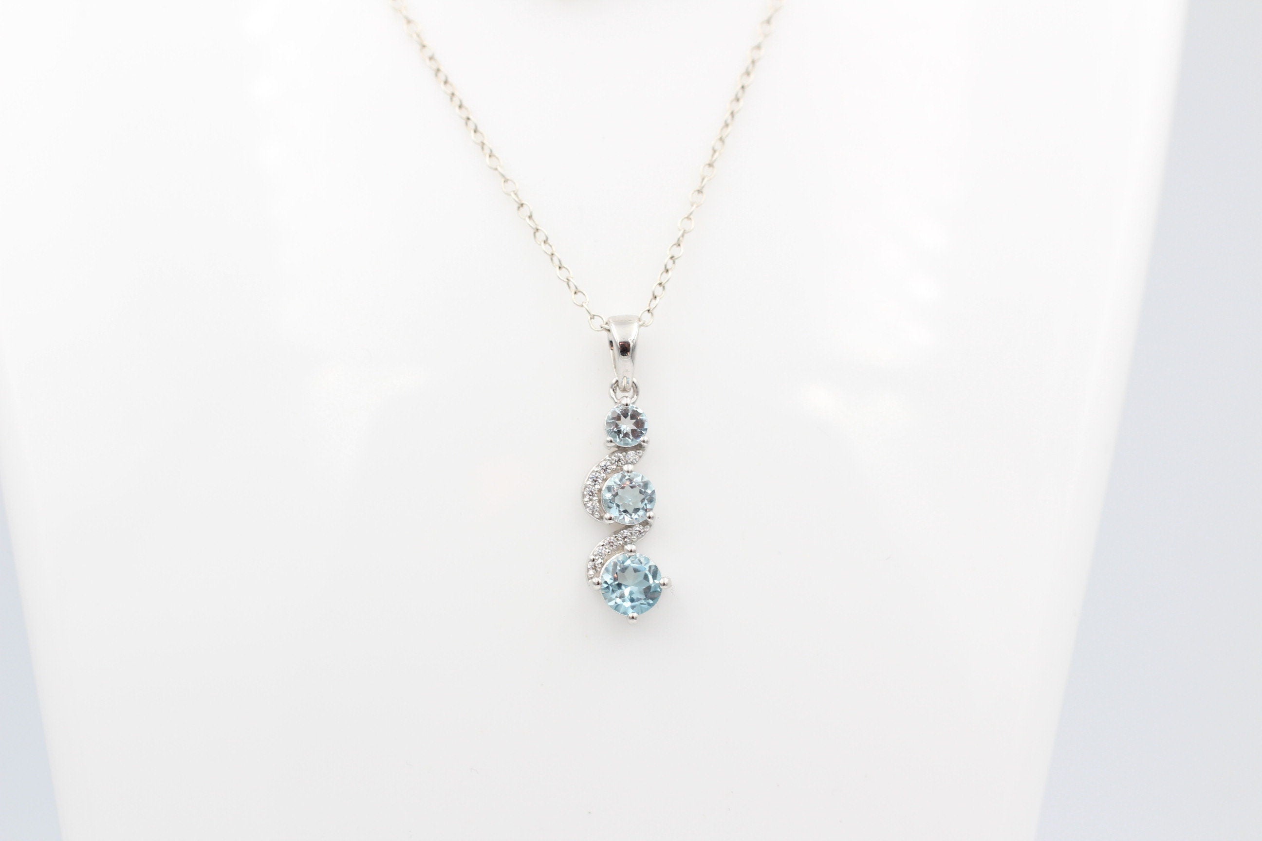 1,9 Carat Blautopas Anhänger 925 Silbe  Akzentstein Zirkonia Topasschmuck
