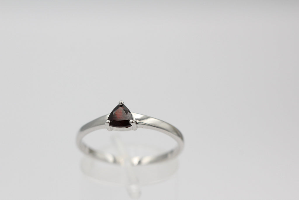 Edler 1,15 Carat Granat Ring 925 Silber Fingerring Graae 7 / 17 / 54 blutrot