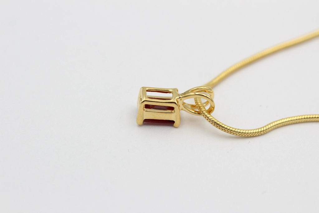 1,1 Carat Granat Anhänger 925 Silber Collier Kette vergoldet Blutroter Granat