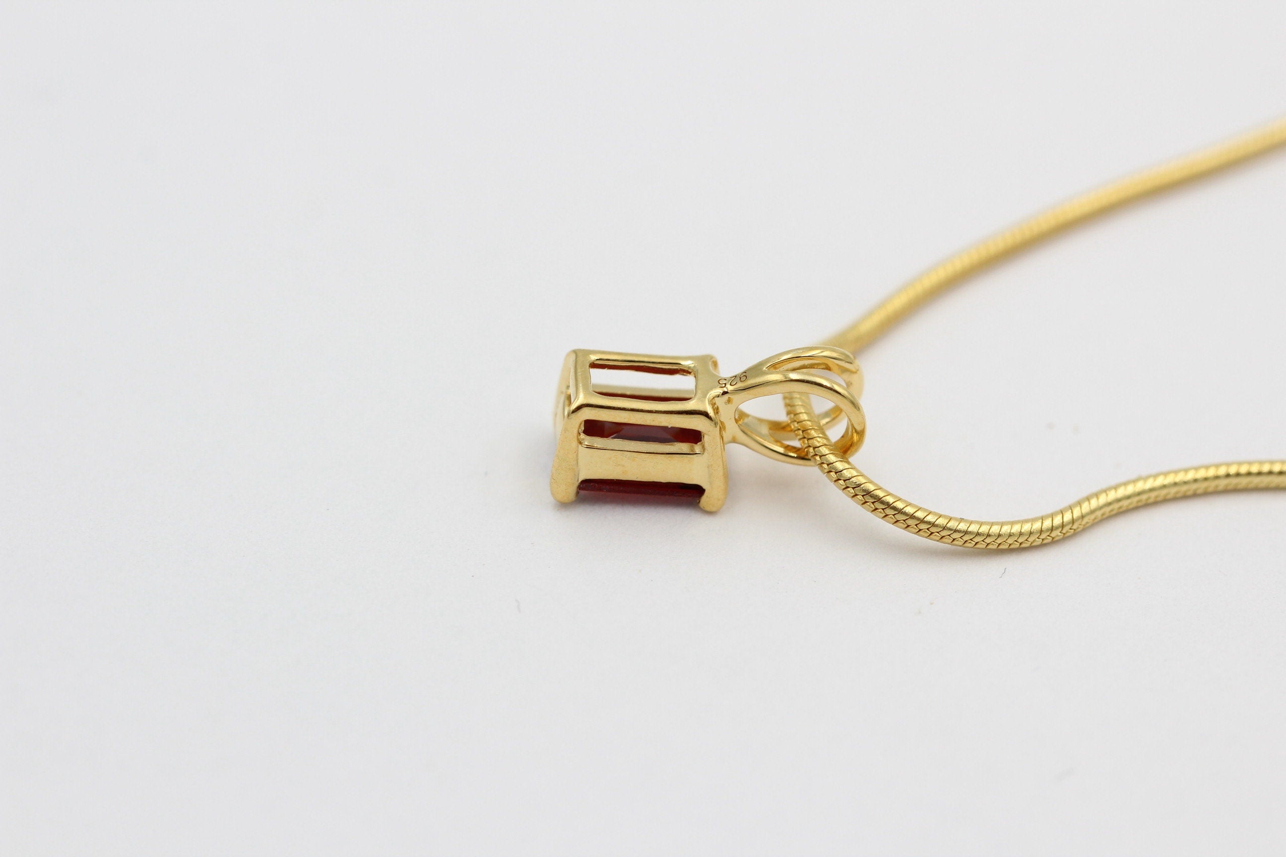 1,1 Carat Granat Anhänger 925 Silber Collier Kette vergoldet Blutroter Granat