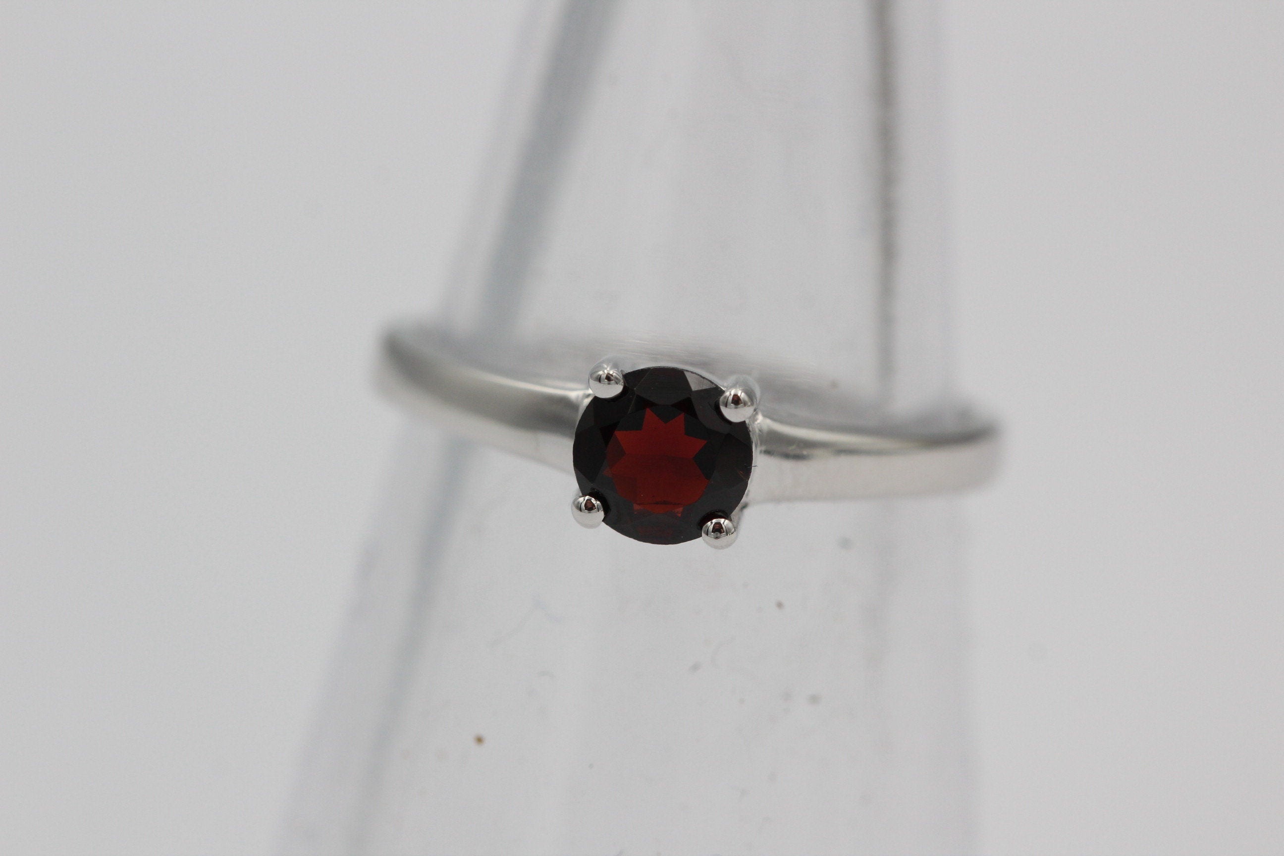Edler 1,15 Carat Granat Ring 925 Silber Fingerring blutrot Grosse 7 / 15 / 45