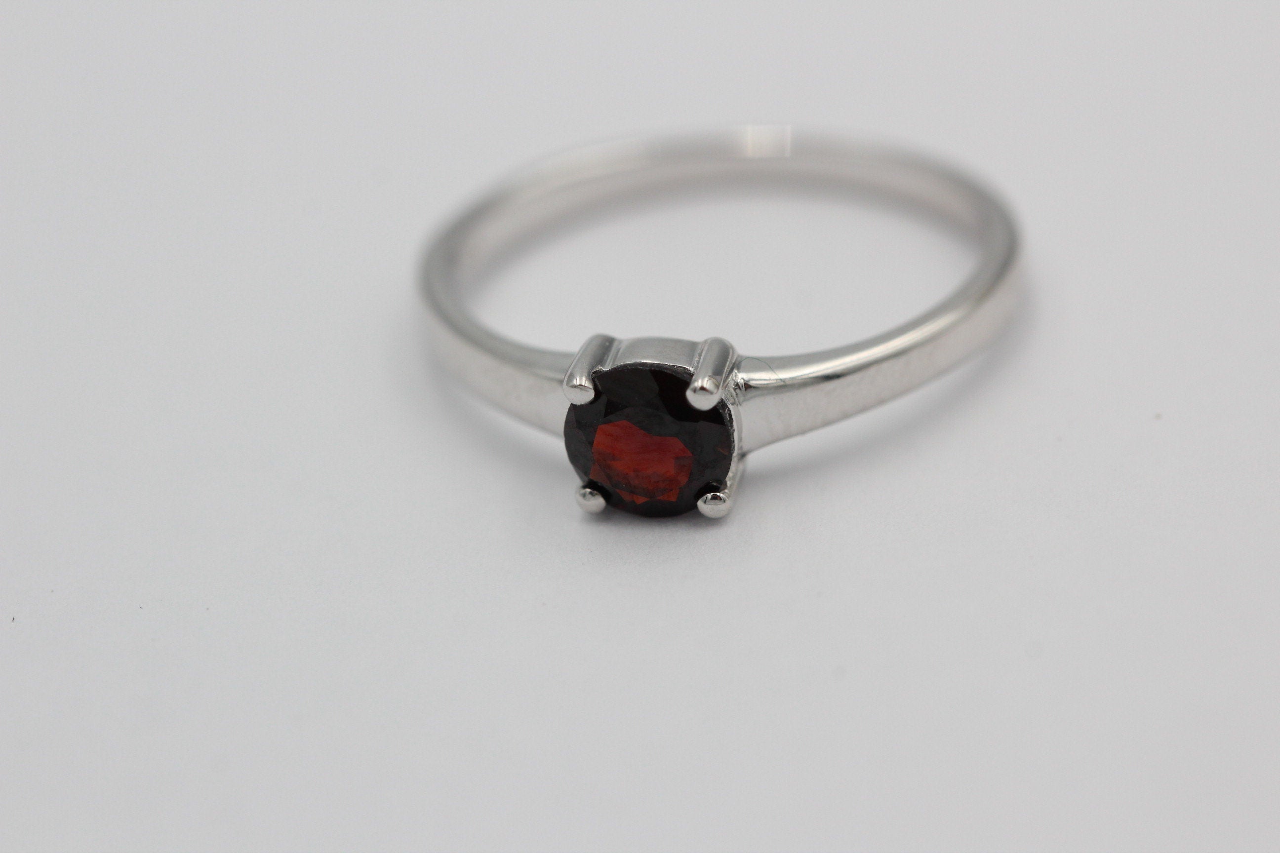 Edler 1,15 Carat Granat Ring 925 Silber Fingerring blutrot Grosse 7 / 15 / 45