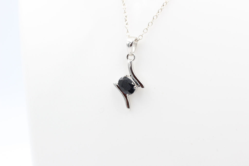 0,72 Carat schwarzer Saphir Anhänger 925 Silber Saphiranhänger